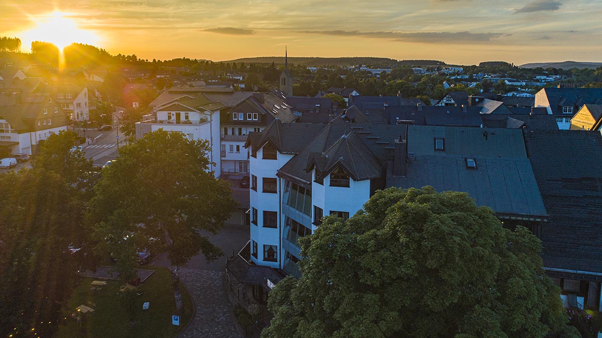 Hotel-Liebesglueck-Winterberg-Drohne-Sonnenuntergang-01